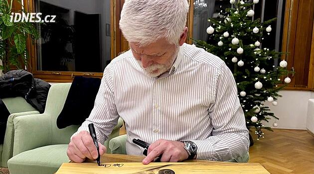 Aukce fotografií Petra Pavla vynesla téměř 670 tisíc korun Aukce fotografií Petra Pavla vynesla téměř 670 tisíc korun